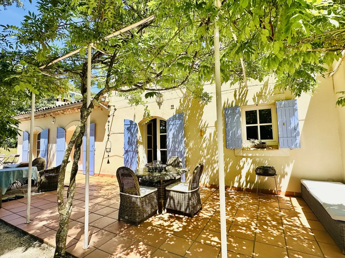 La Pinède Bleue: Mas provençal avec piscine & jardin calme