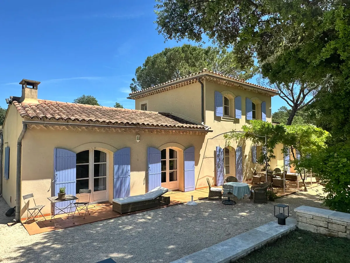La Pinède Bleue: Mas provençal avec piscine & jardin calme