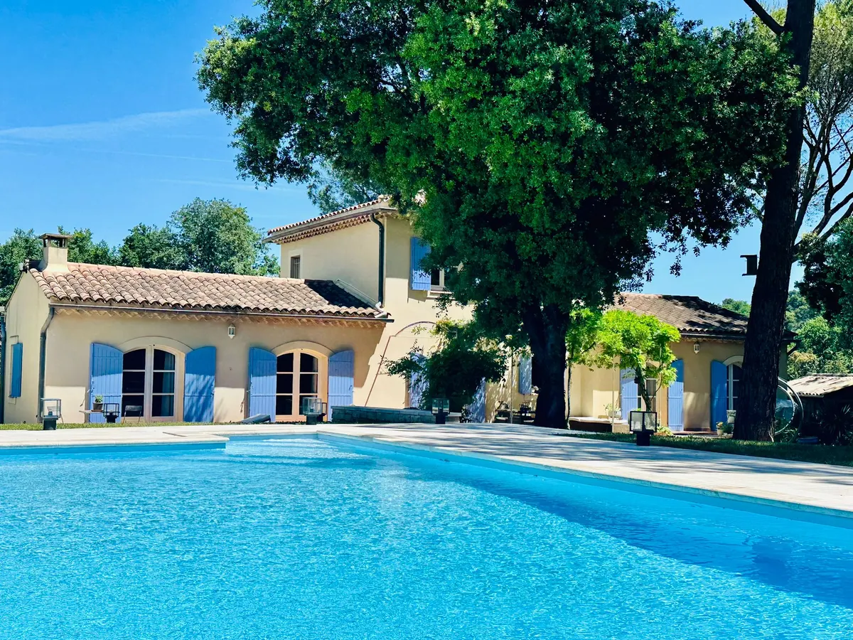 La Pinède Bleue: Mas provençal avec piscine & jardin calme