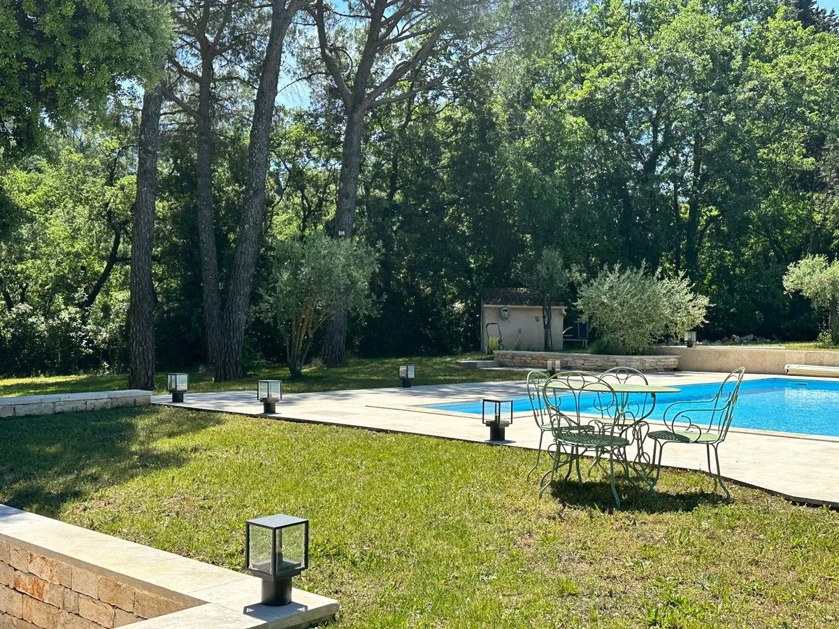 La Pinède Bleue: Mas provençal avec piscine & jardin calme