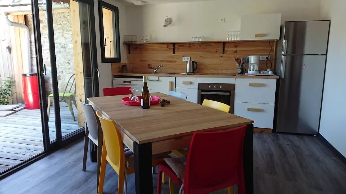 Gîte le Guesthouse - spacieux, piscine et vue montagnes 3pers