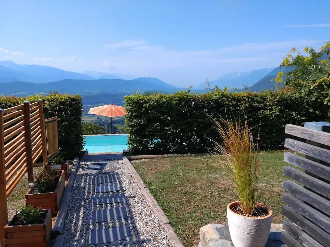 Gîte le Guesthouse - spacieux, piscine et vue montagnes 3pers