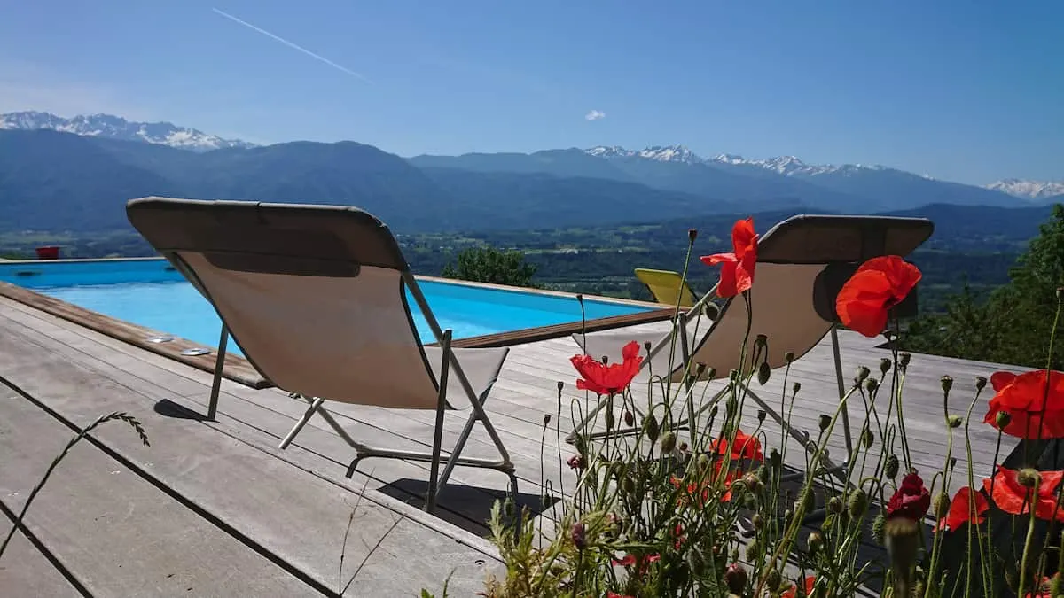 Gîte le Guesthouse - spacieux, piscine et vue montagnes 3pers