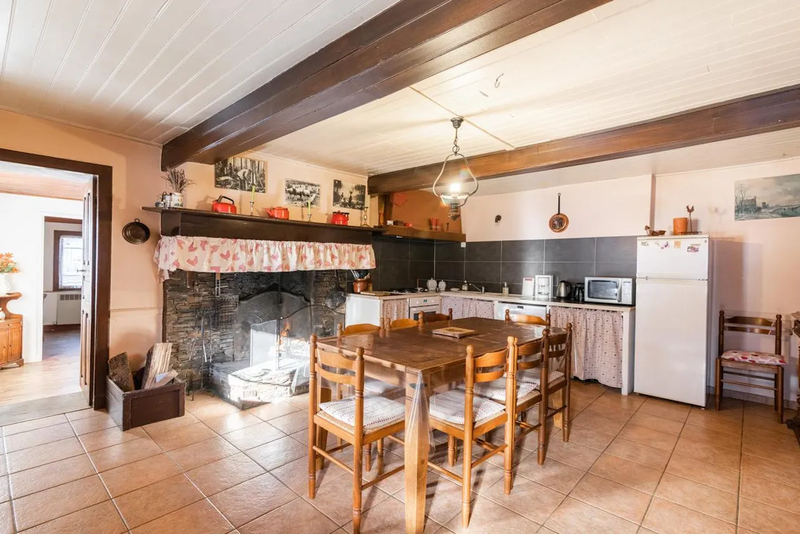 Confortable gîte avec grande cheminée - jardin et terrasse
