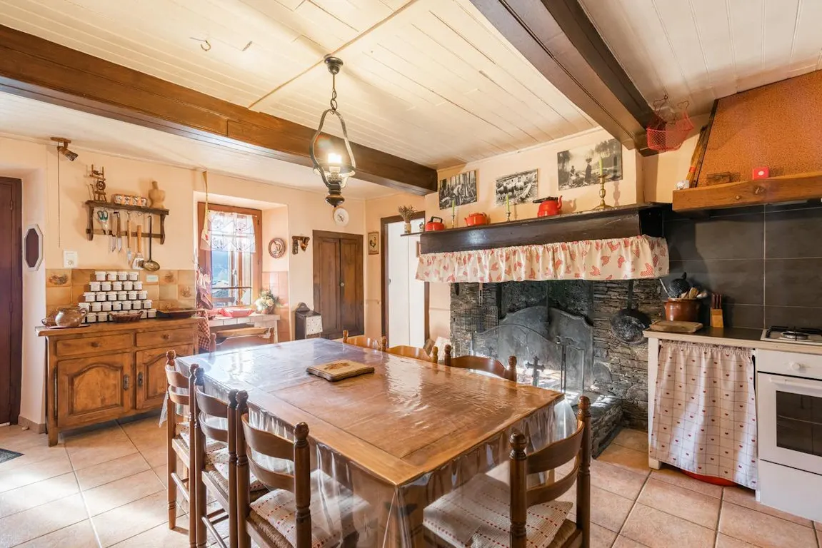 Confortable gîte avec grande cheminée - jardin et terrasse