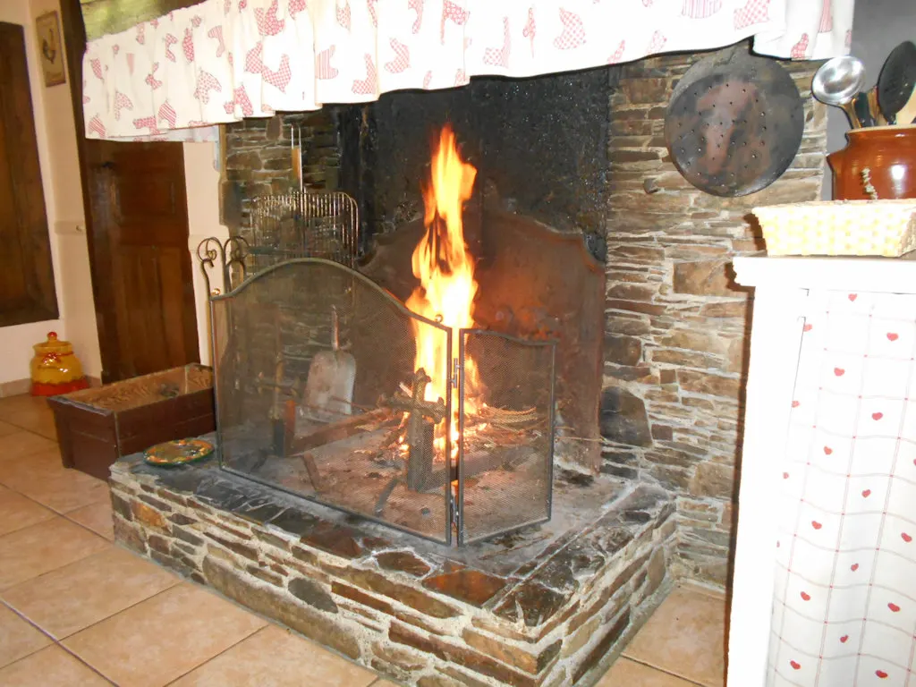 Confortable gîte avec grande cheminée - jardin et terrasse