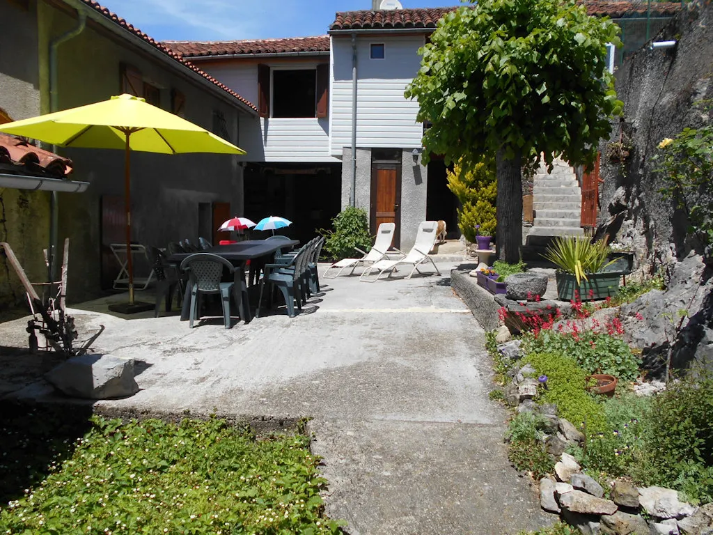 Confortable gîte avec grande cheminée - jardin et terrasse