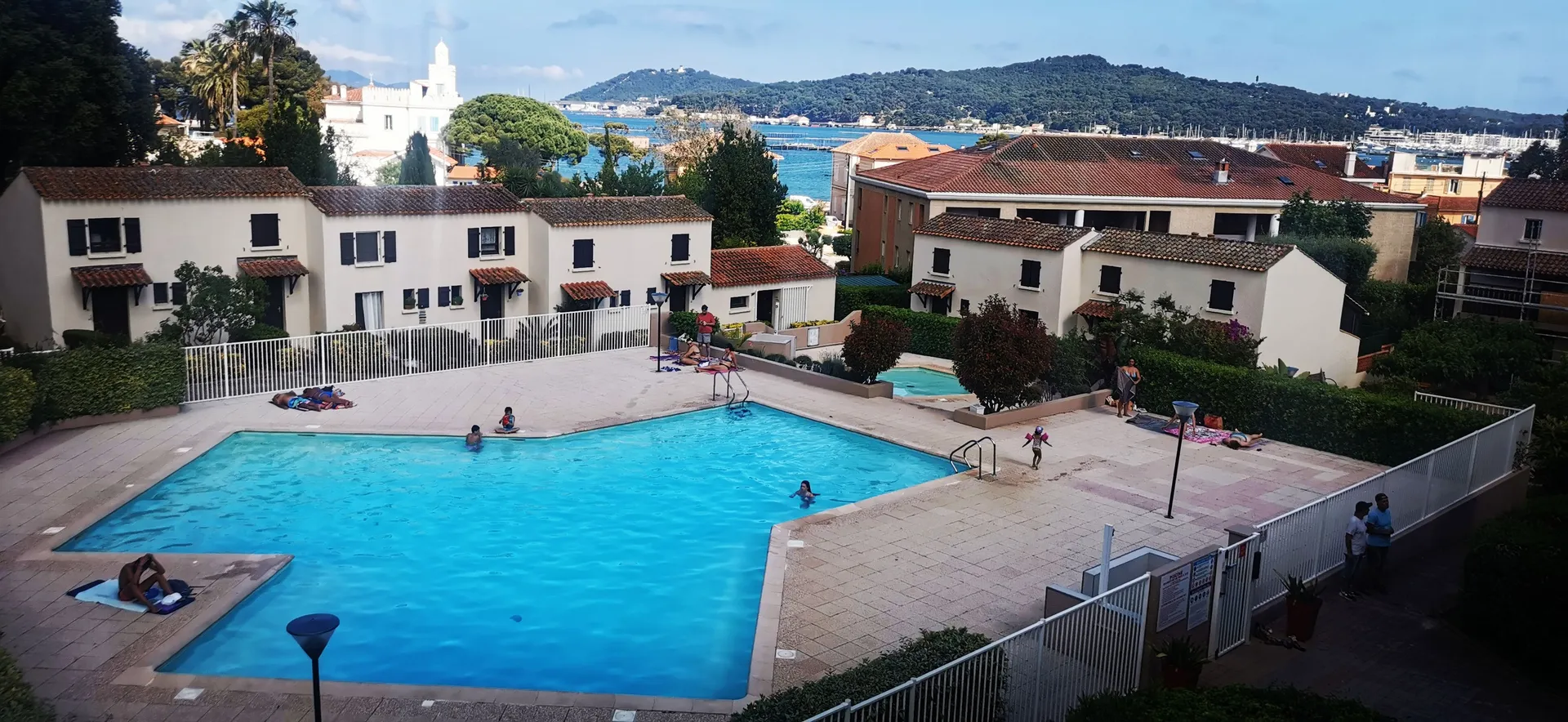 VAR TAMARIS très beau t2 vue mer clim piscine parking