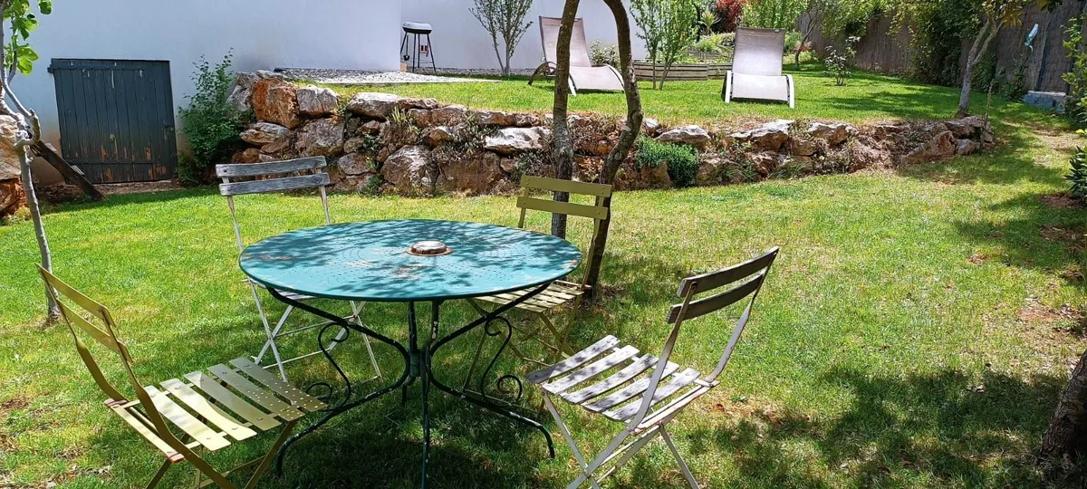 VAR NANS LES PINS Très Beau Studio climatisé avec jardin parking et accès piscine