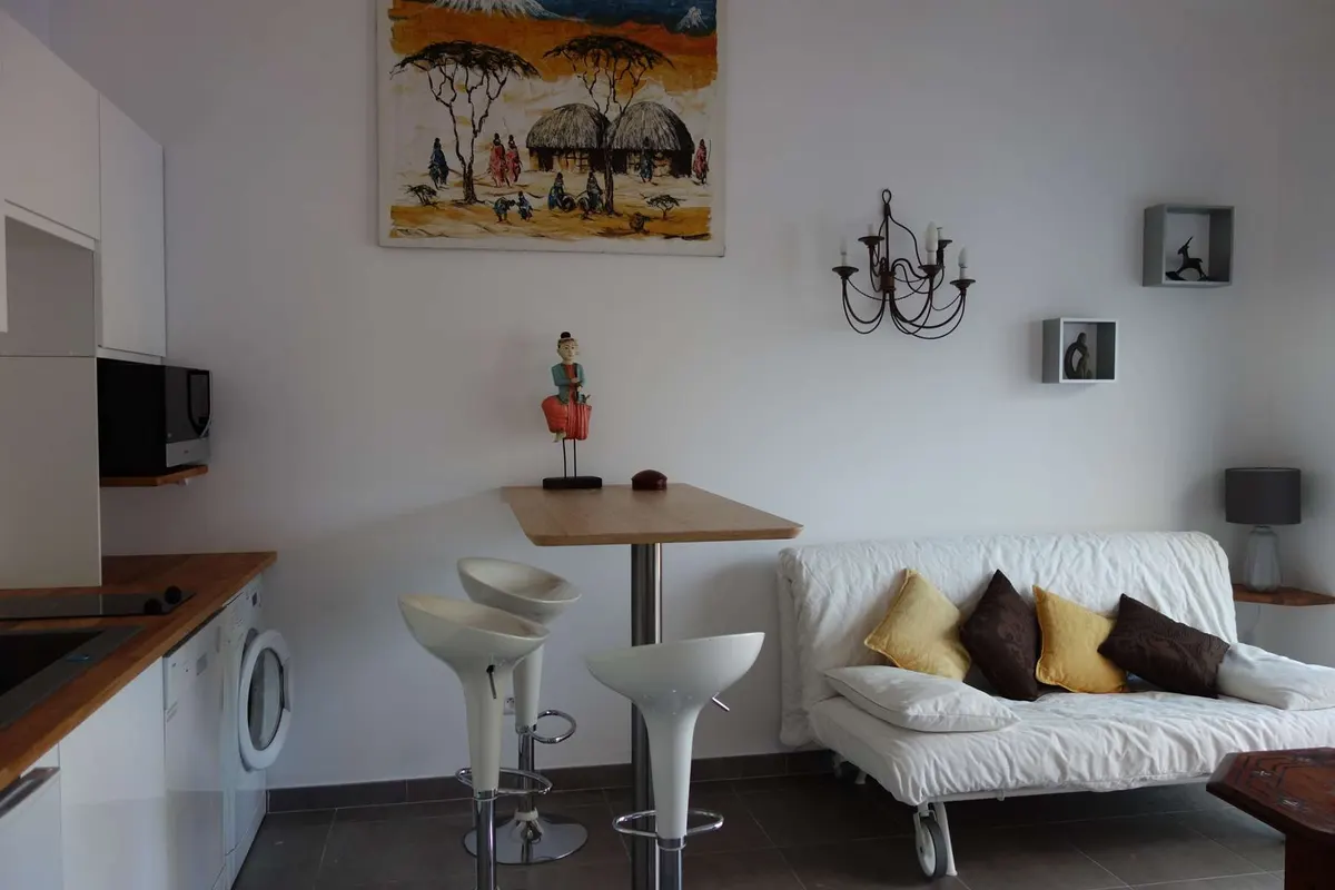 VAR NANS LES PINS Très Beau Studio climatisé avec jardin parking et accès piscine