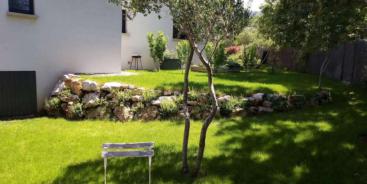 VAR NANS LES PINS Très Beau Studio climatisé avec jardin parking et accès piscine