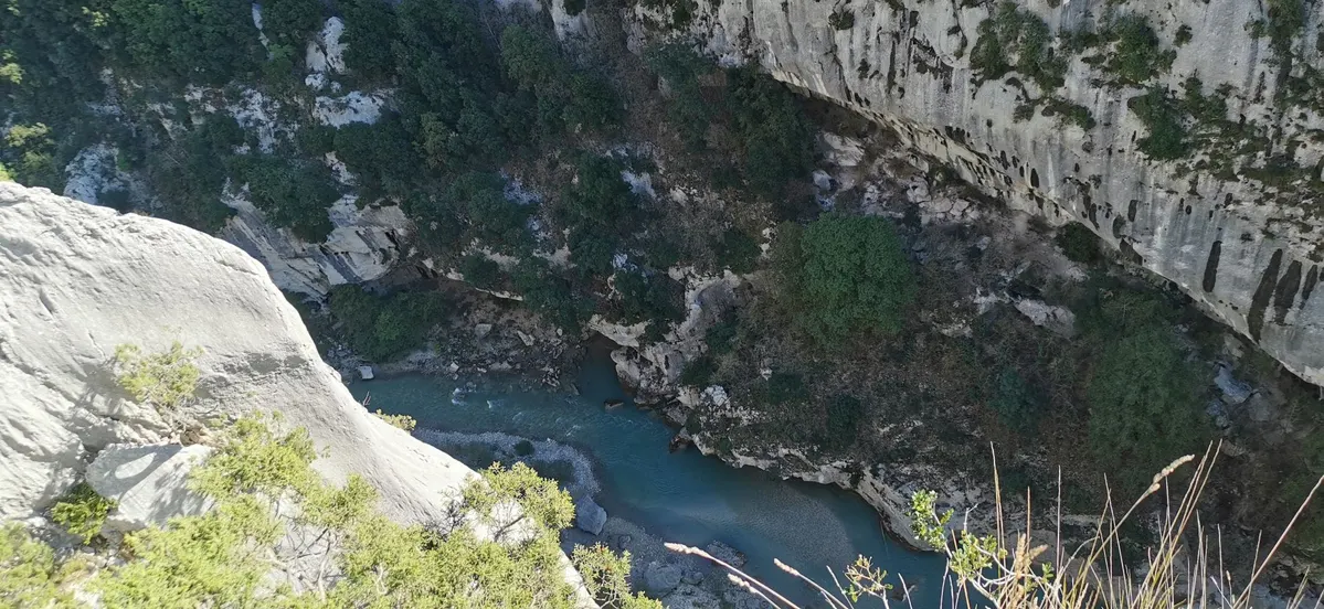 VAR NANS LES PINS Très Beau Studio climatisé avec jardin parking et accès piscine