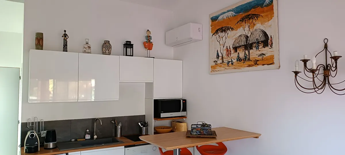 VAR NANS LES PINS Très Beau Studio climatisé avec jardin parking et accès piscine
