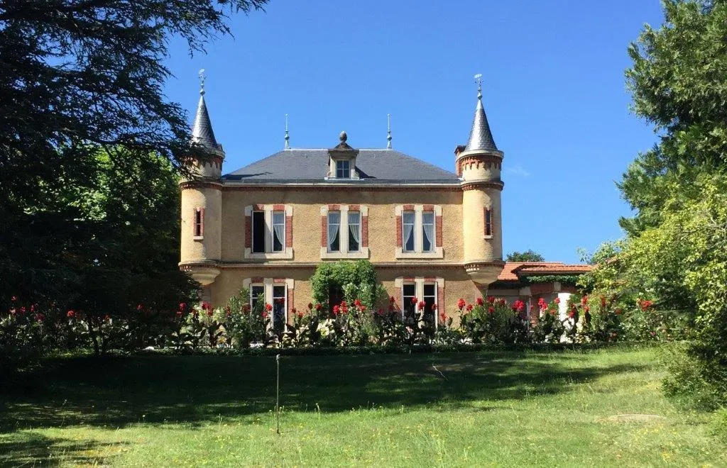 Grande maison de famille entre Auvergne et Forez piscine chauffée tennis chevaux