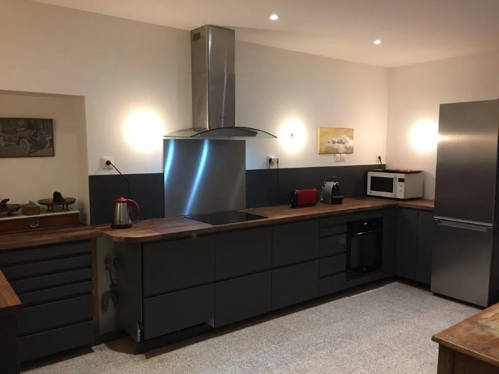 Grande maison de famille entre Auvergne et Forez piscine chauffée tennis chevaux