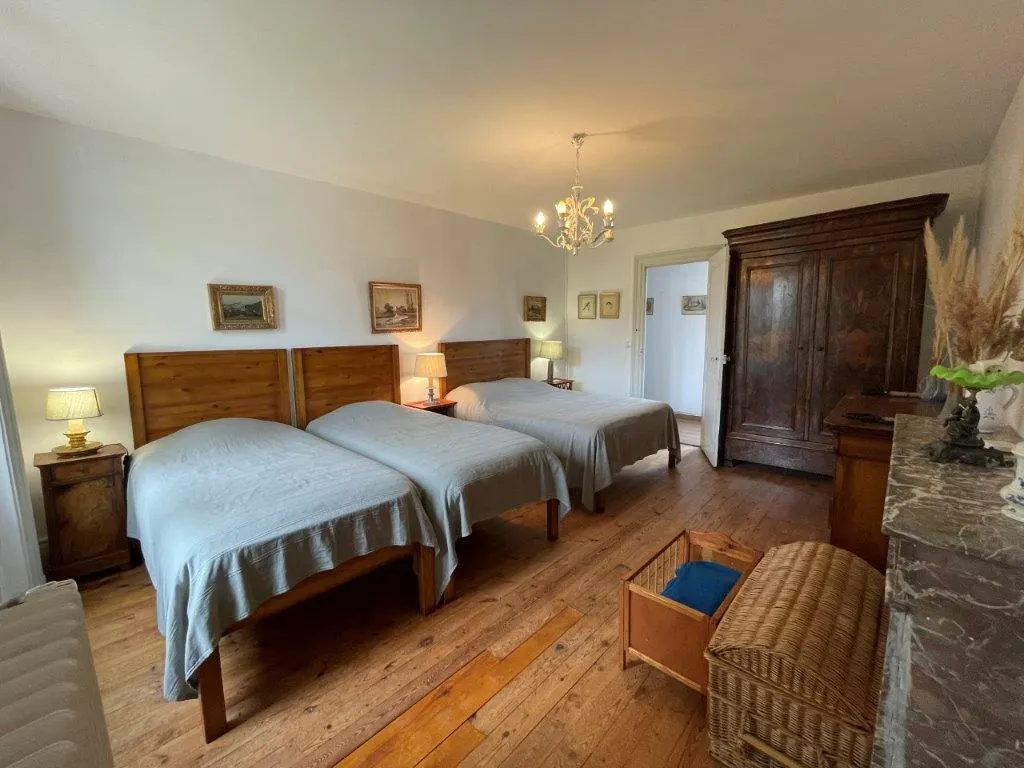 Grande maison de famille entre Auvergne et Forez piscine chauffée tennis chevaux