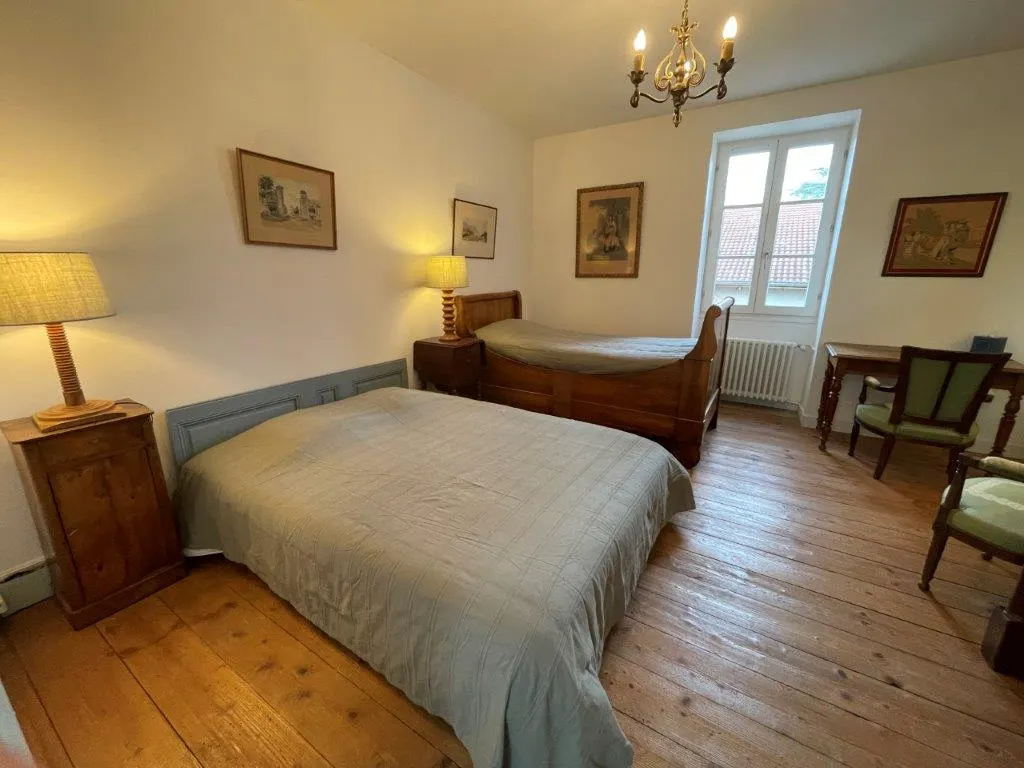 Grande maison de famille entre Auvergne et Forez piscine chauffée tennis chevaux