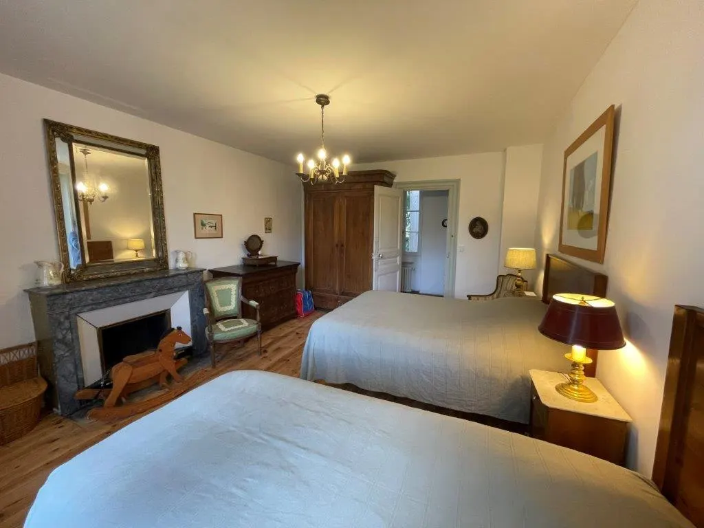 Grande maison de famille entre Auvergne et Forez piscine chauffée tennis chevaux