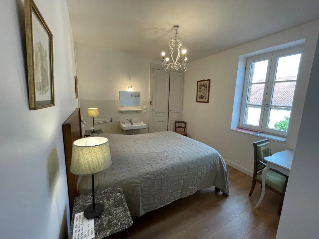 Grande maison de famille entre Auvergne et Forez piscine chauffée tennis chevaux