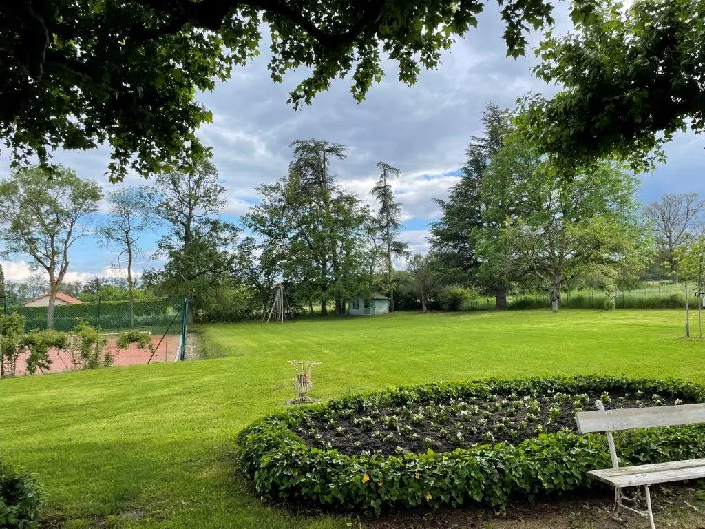 Grande maison de famille entre Auvergne et Forez piscine chauffée tennis chevaux