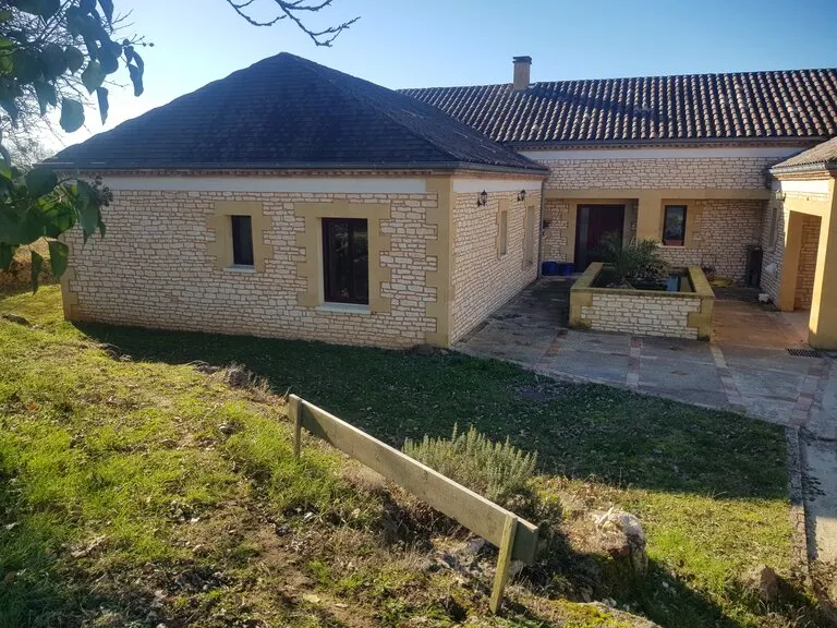 gite 15 personnes  à   biron   dordogne  avec  piscine  privée.