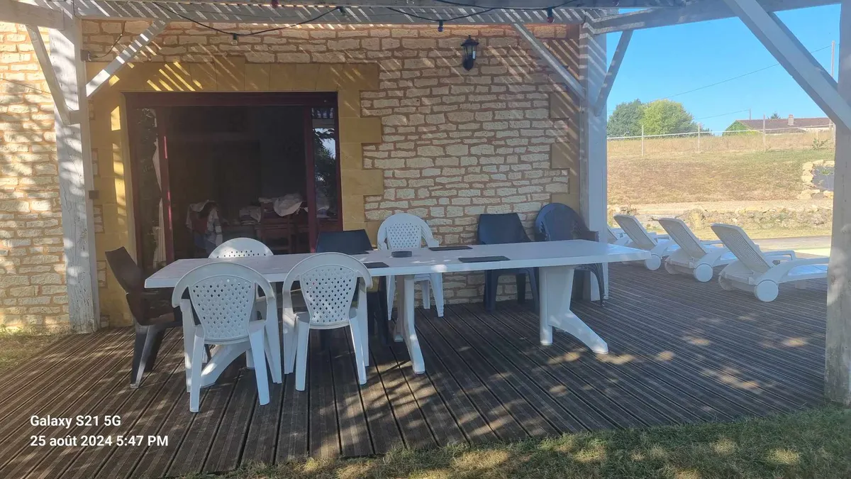 gite 15 personnes  à   biron   dordogne  avec  piscine  privée.