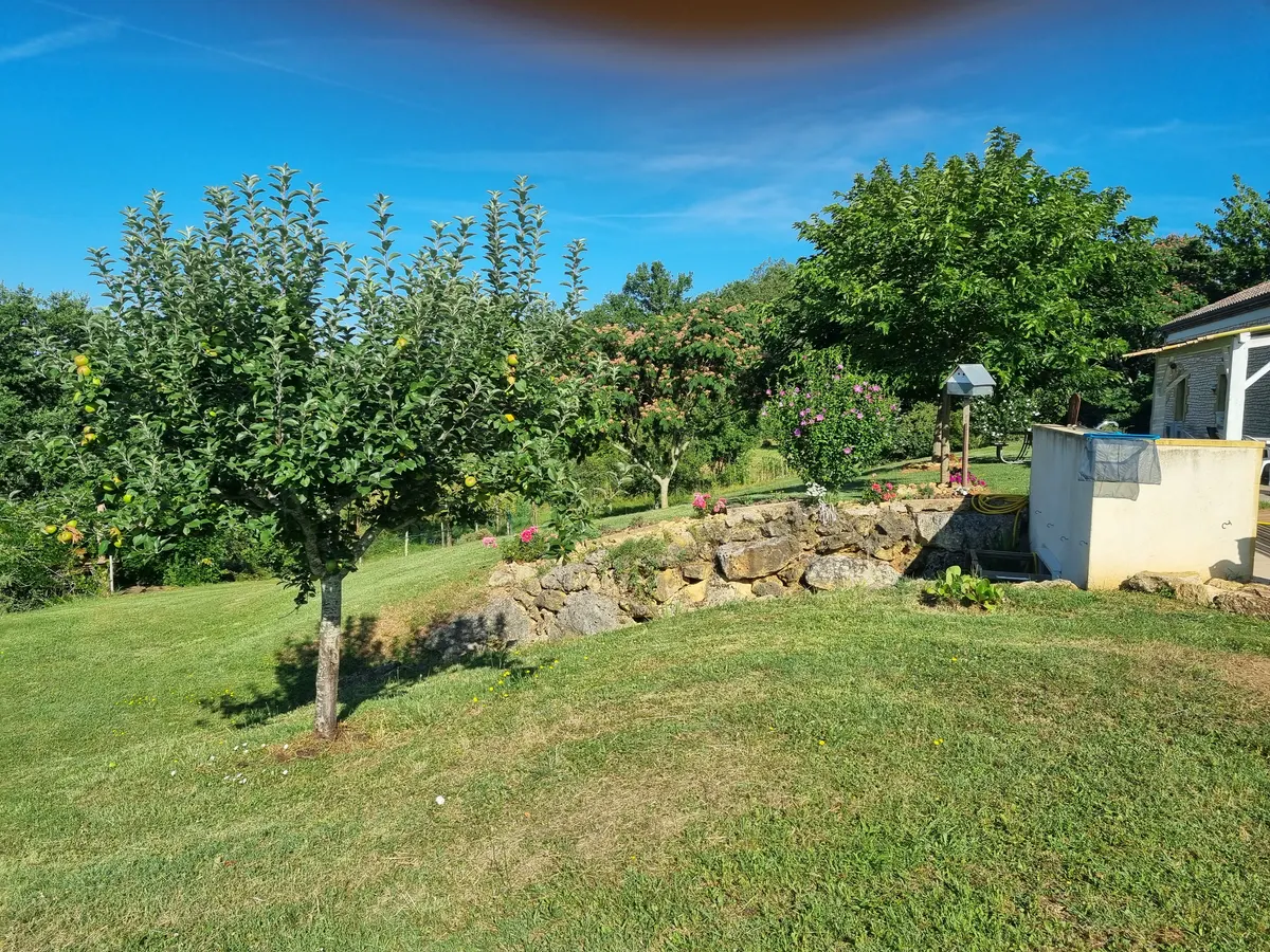 gite 15 personnes  à   biron   dordogne  avec  piscine  privée.