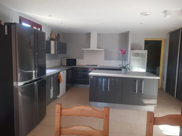 gite 15 personnes  à   biron   dordogne  avec  piscine  privée.