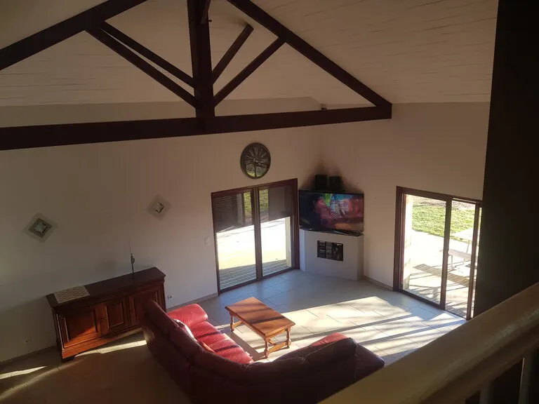 gite 15 personnes  à   biron   dordogne  avec  piscine  privée.