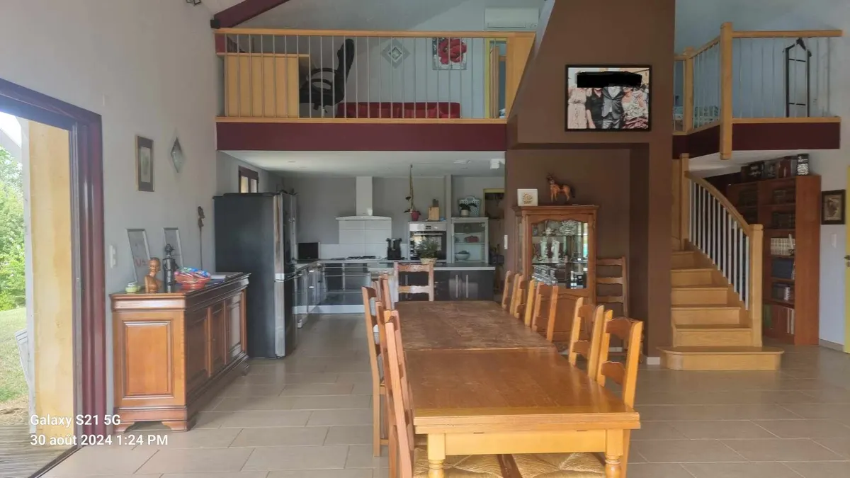 gite 15 personnes  à   biron   dordogne  avec  piscine  privée.