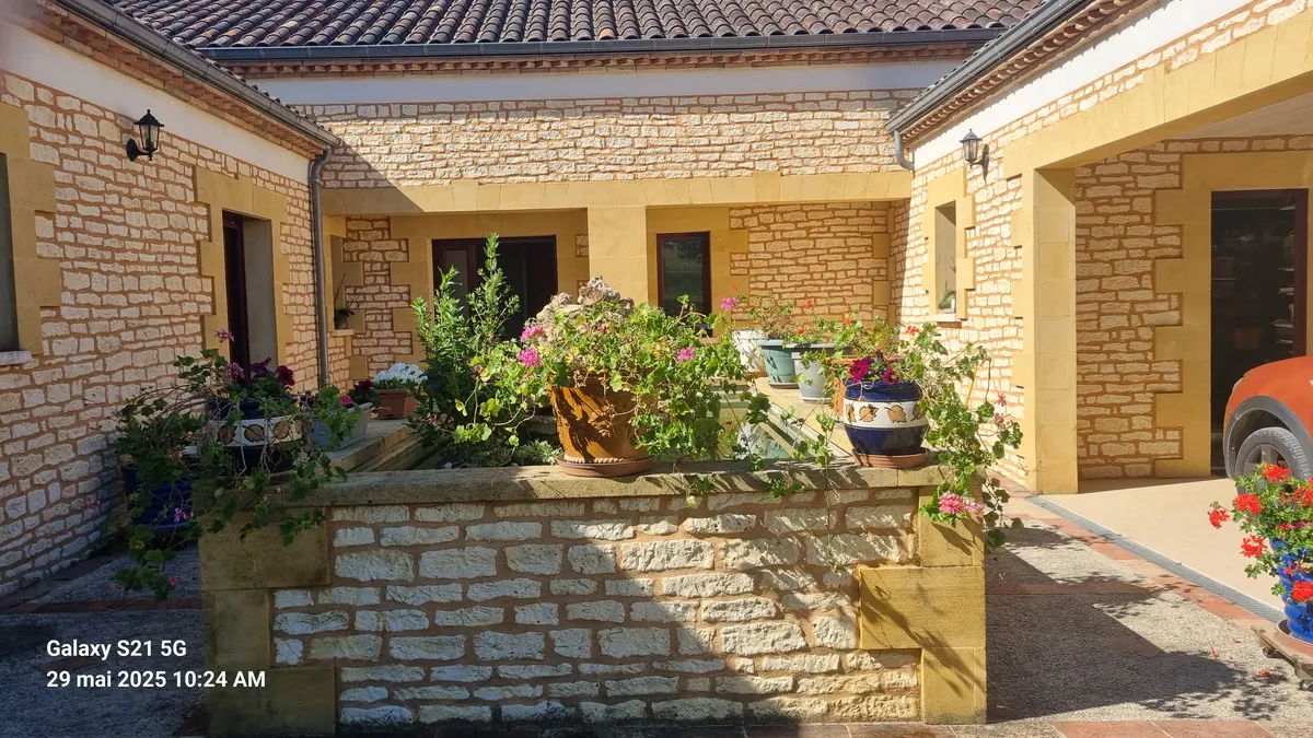 gite 15 personnes  à   biron   dordogne  avec  piscine  privée.