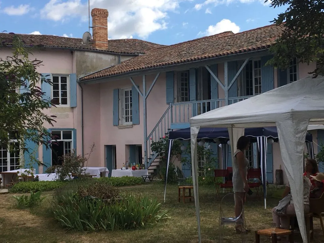 Chambre chez l'habitant dans maison d'hôte charentaise avec jardin arboré-1