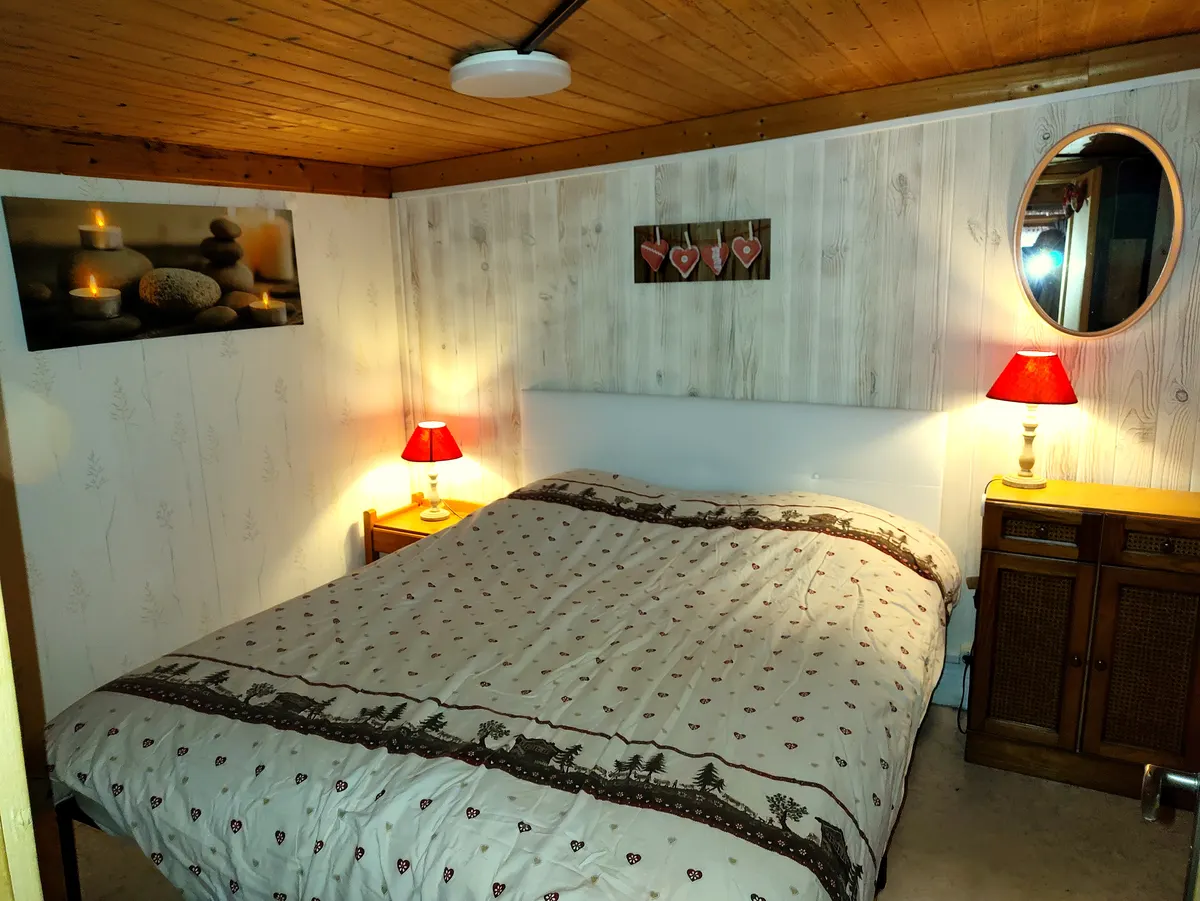 Parc régional Haut Jura Chalet "Le Petit Canada" situé à la limite de l'Ain et du Jura à 15mn de La Pesse (39) et 10mn de Giron (01)