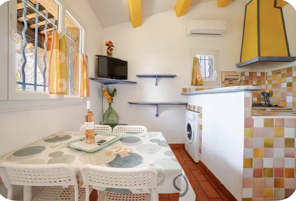 Location climatisée, piscine, jardin clôturé, chiens acceptés, wifi, parking