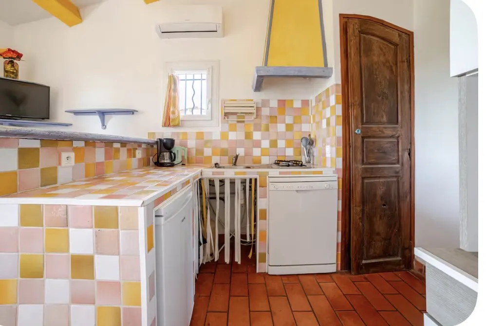 Location climatisée, piscine, jardin clôturé, chiens acceptés, wifi, parking