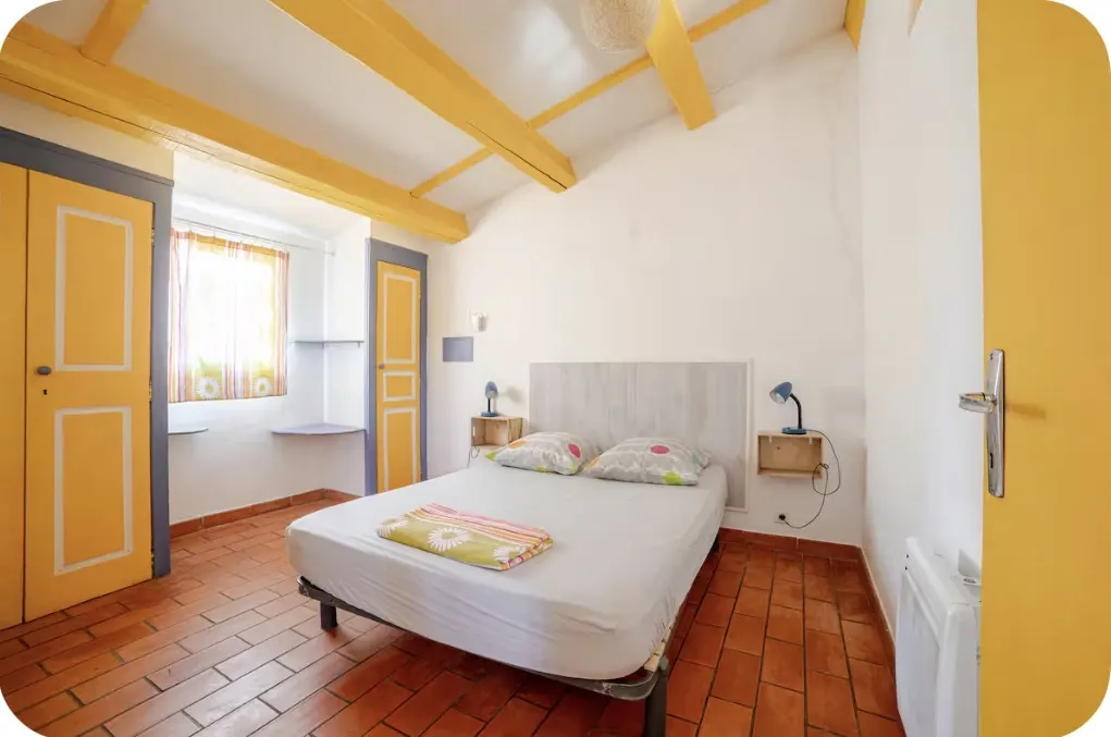 Location climatisée, piscine, jardin clôturé, chiens acceptés, wifi, parking