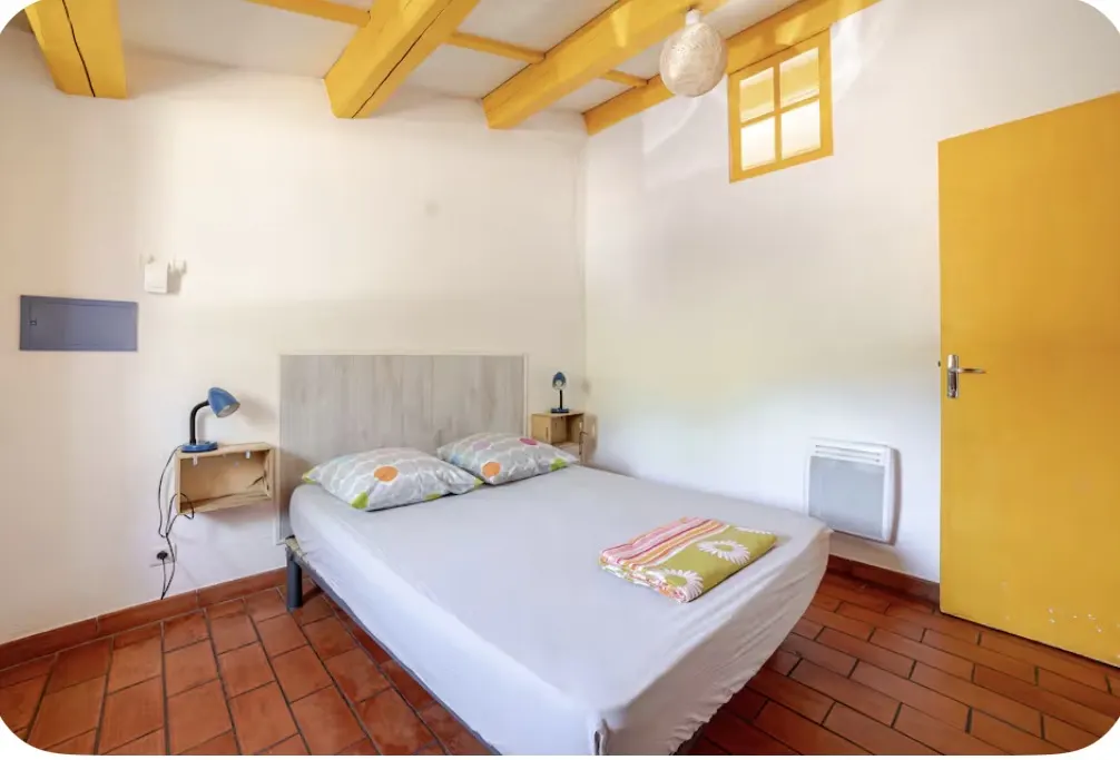 Location climatisée, piscine, jardin clôturé, chiens acceptés, wifi, parking