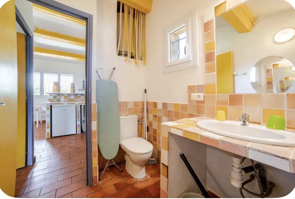 Location climatisée, piscine, jardin clôturé, chiens acceptés, wifi, parking