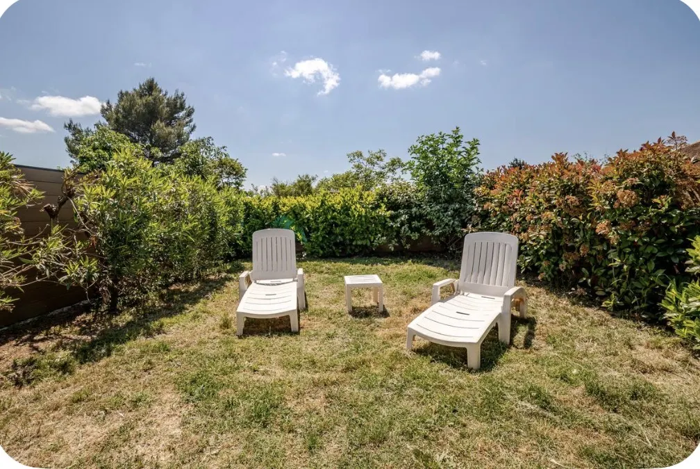 Location climatisée, piscine, jardin clôturé, chiens acceptés, wifi, parking