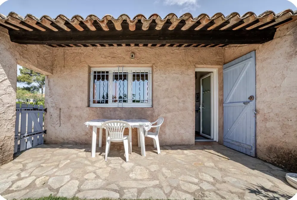 Location climatisée, piscine, jardin clôturé, chiens acceptés, wifi, parking