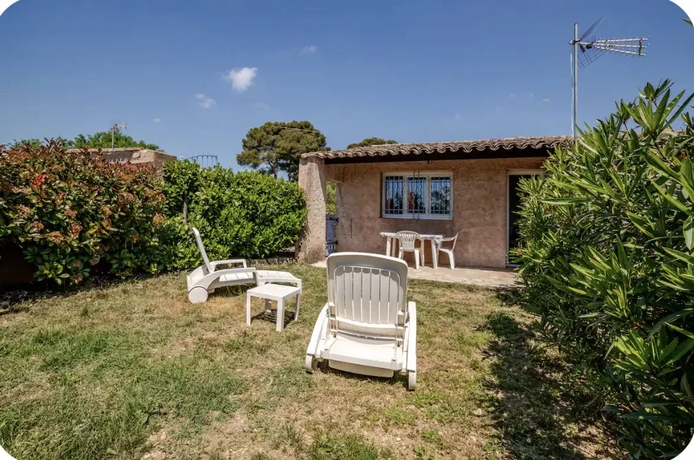 Location climatisée, piscine, jardin clôturé, chiens acceptés, wifi, parking