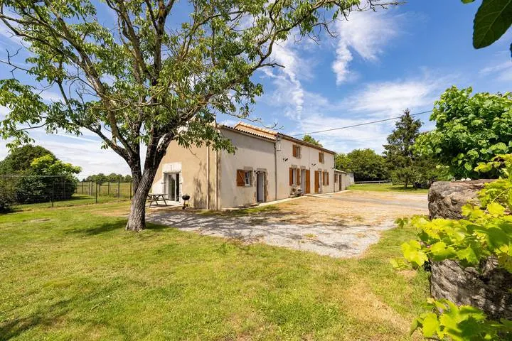 Gite 70 m2 ,jardin ombragé,vulcania