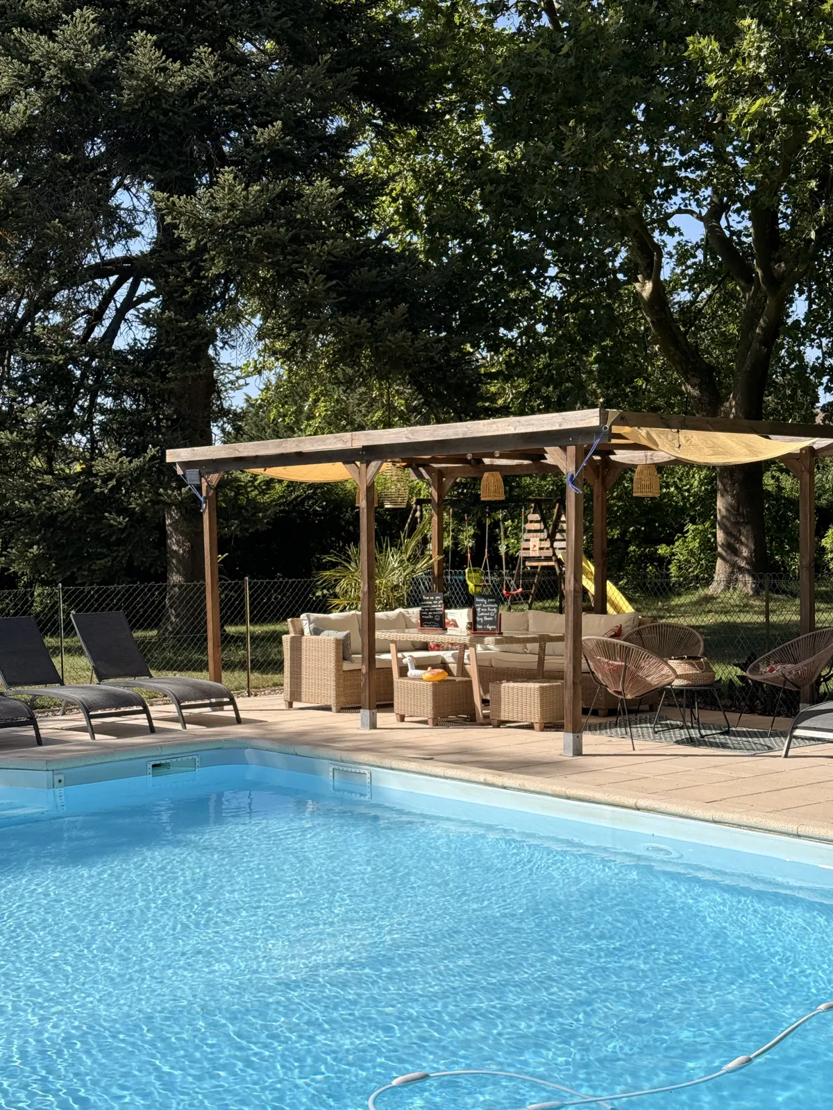 Grande maison avec piscine, parc & boulodrome