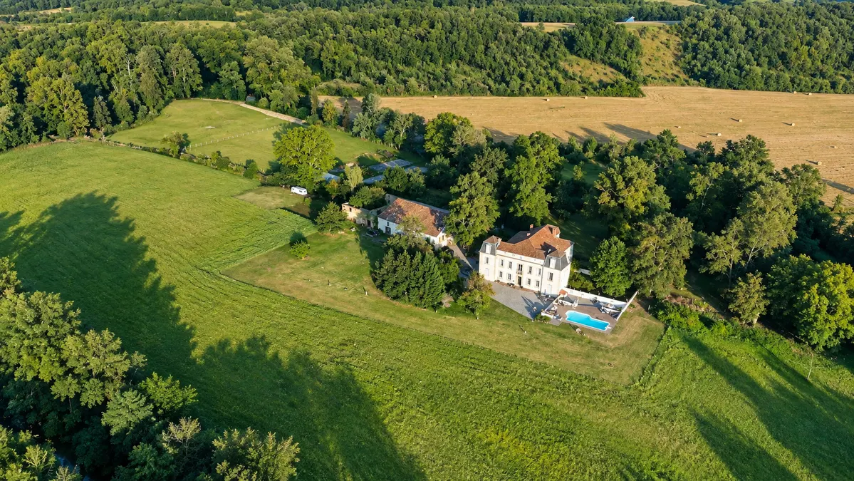 Château de la Coutère – 400 ans d'histoire, piscine privée et cascades