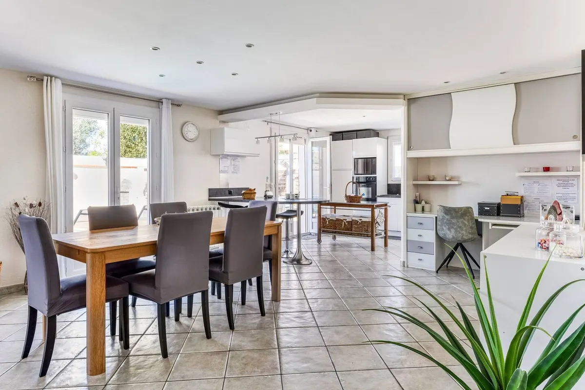 UNE PAUSE DANS LE SUD maison familiale, piscine,98m2