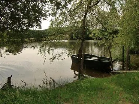 Gite en pierres du pays avec Pêche étang