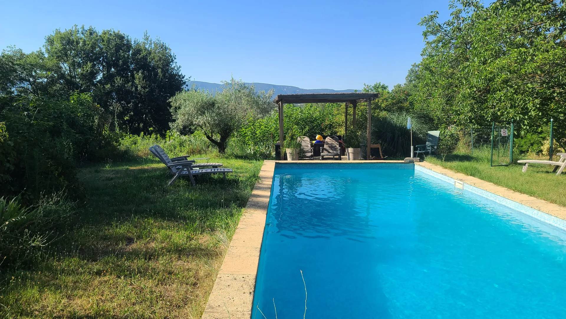 Gîte en Provence, jardin privatif clos, piscine à partager