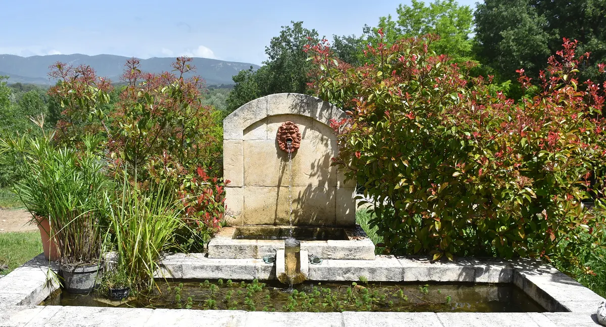 Gîte en Provence, jardin privatif clos, piscine à partager