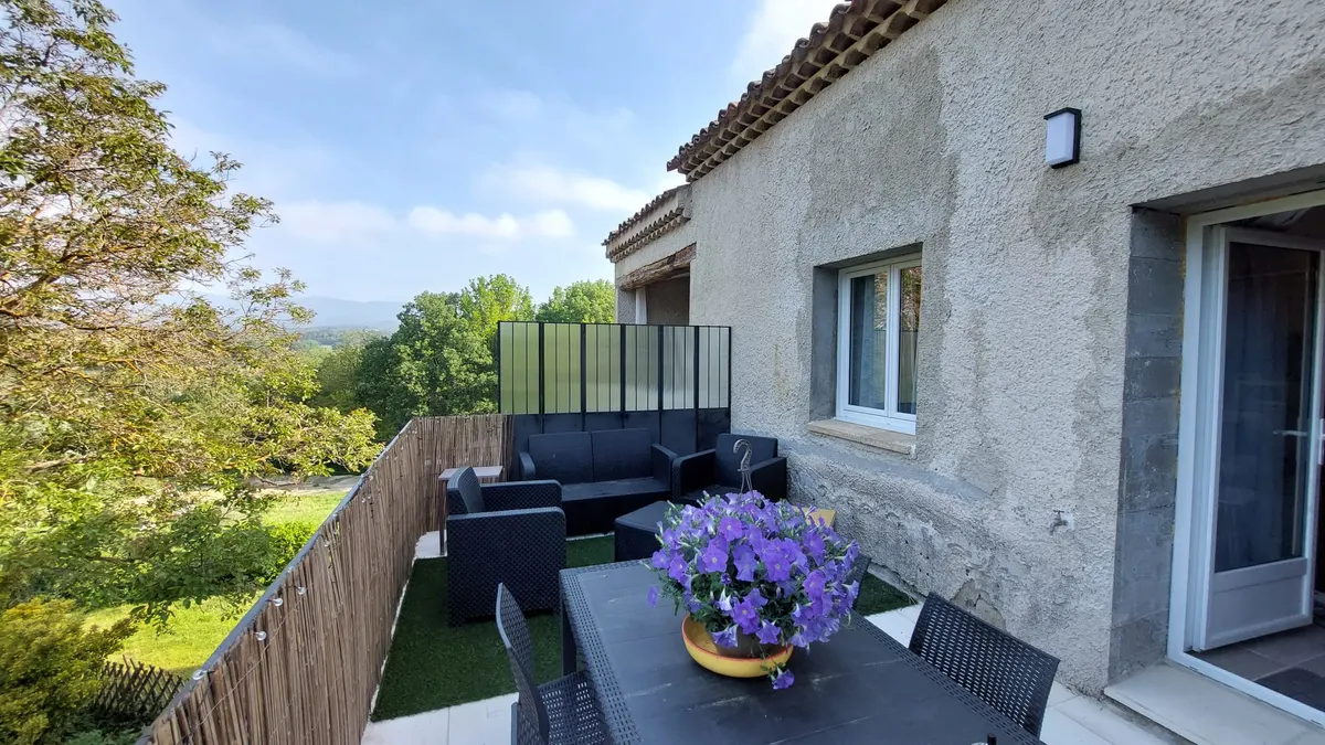 Gîte 4 personnes climatisé en Provence, piscine à partager